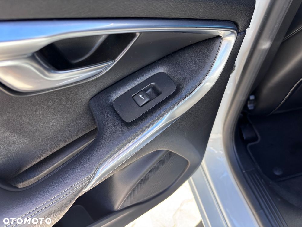 Volvo V40 D3 Geartronic RDesign - 38