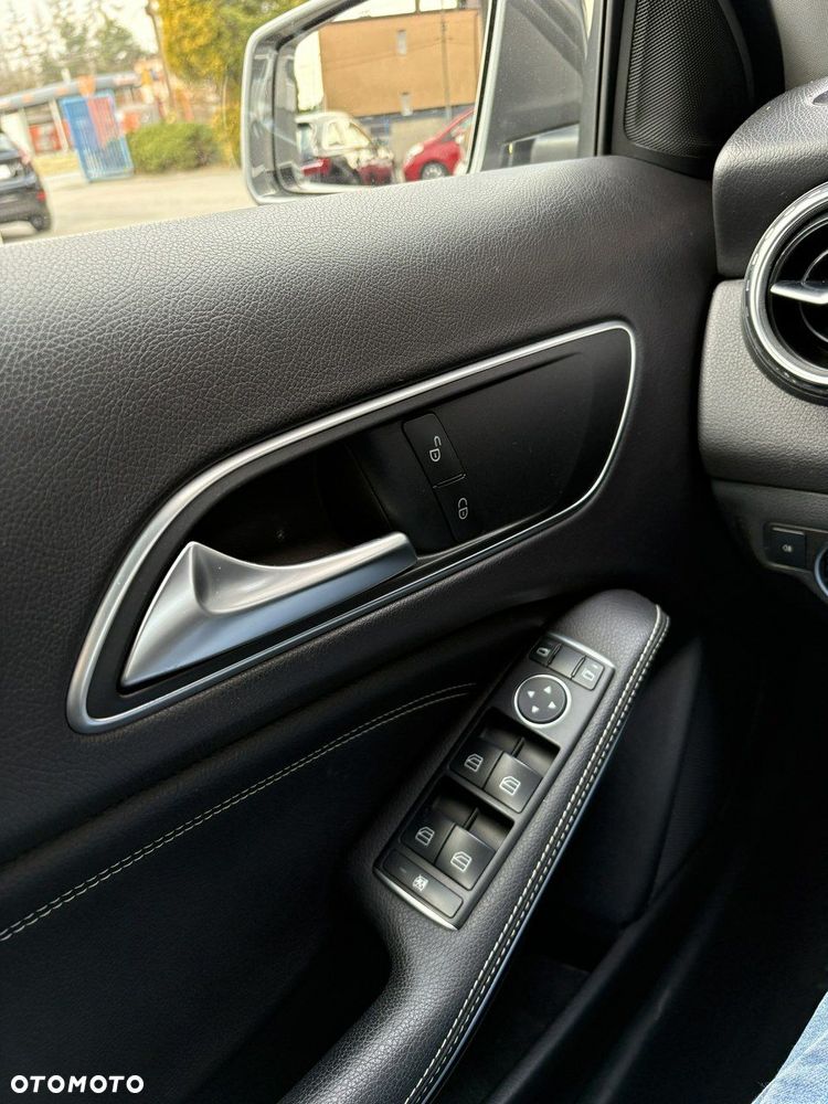 Mercedes-Benz GLA - 25