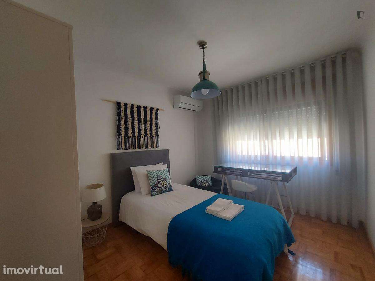 Quarto - localizado em Santa Marinha Porto - Grande imagem: 3/21