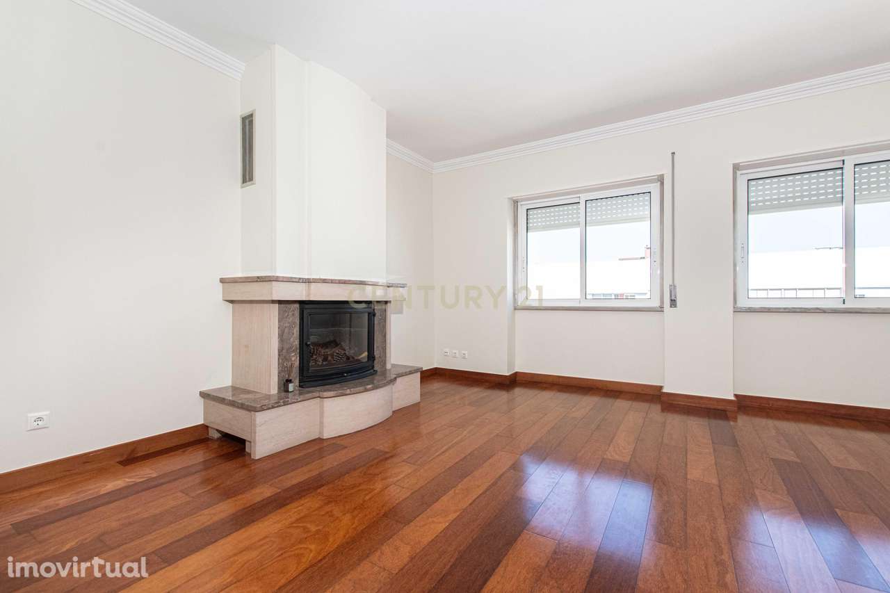 T4 na Portela com 2 suítes, cozinha equipada e parqueamento - Grande imagem: 3/30