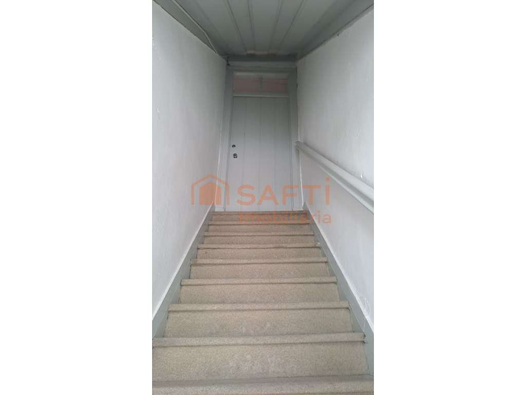 Moradia em Santarém para restaurar - Grande imagem: 2/4