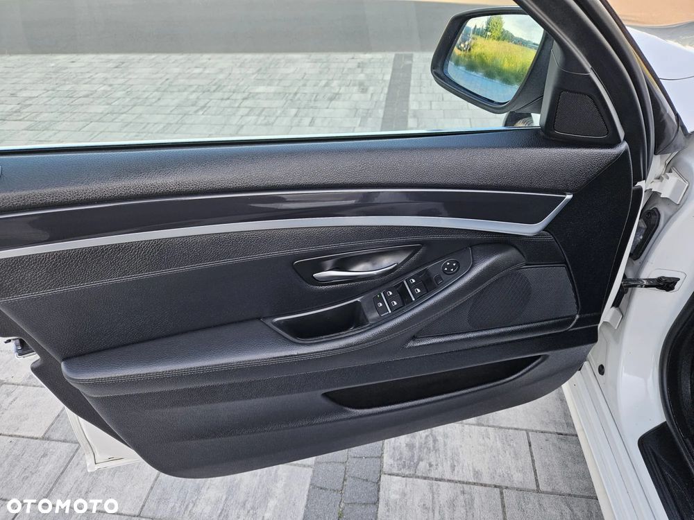BMW Seria 5 525d xDrive - 22