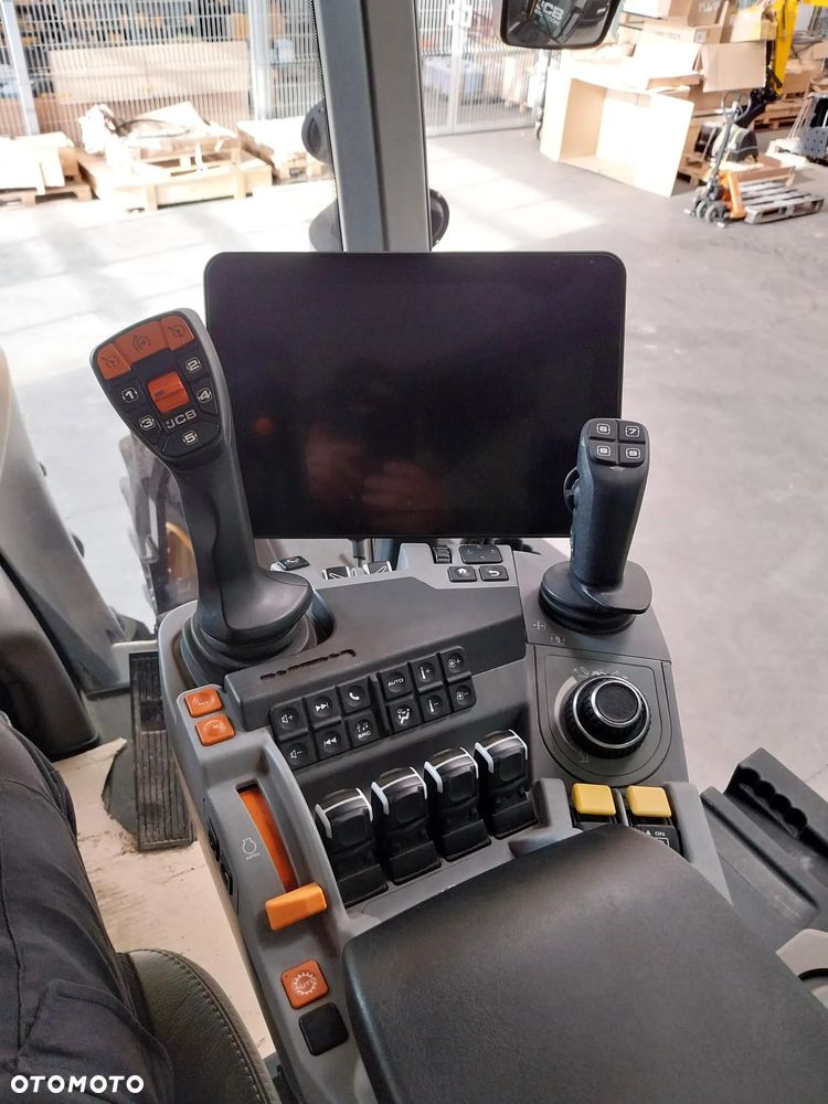 JCB 8330 iCon - 6