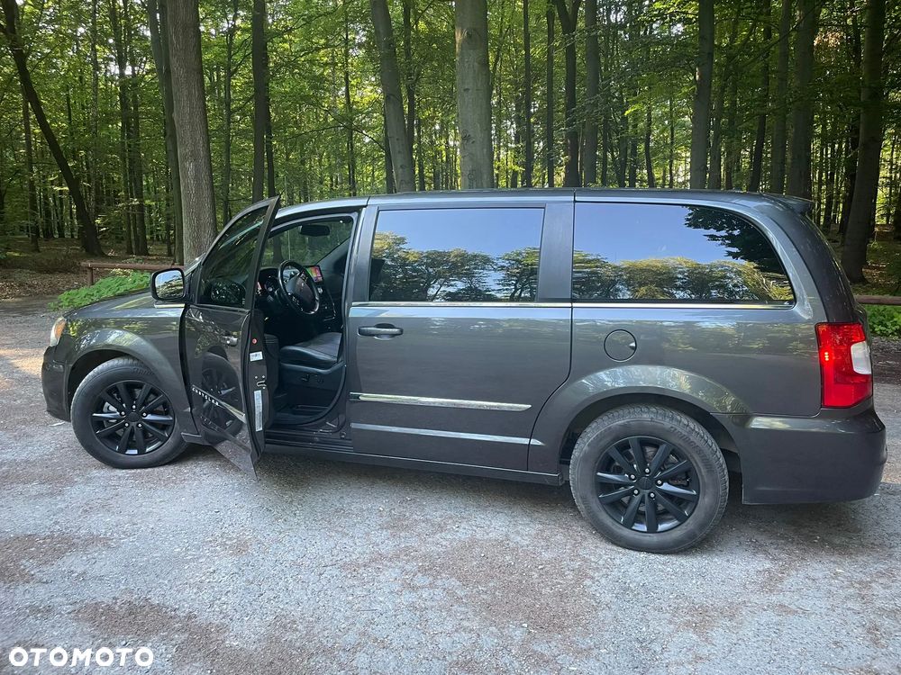Chrysler Town & Country - 11
