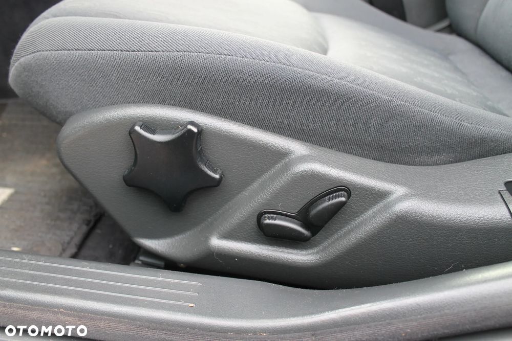 Mercedes-Benz Klasa C 200 CGI Elegance - 32