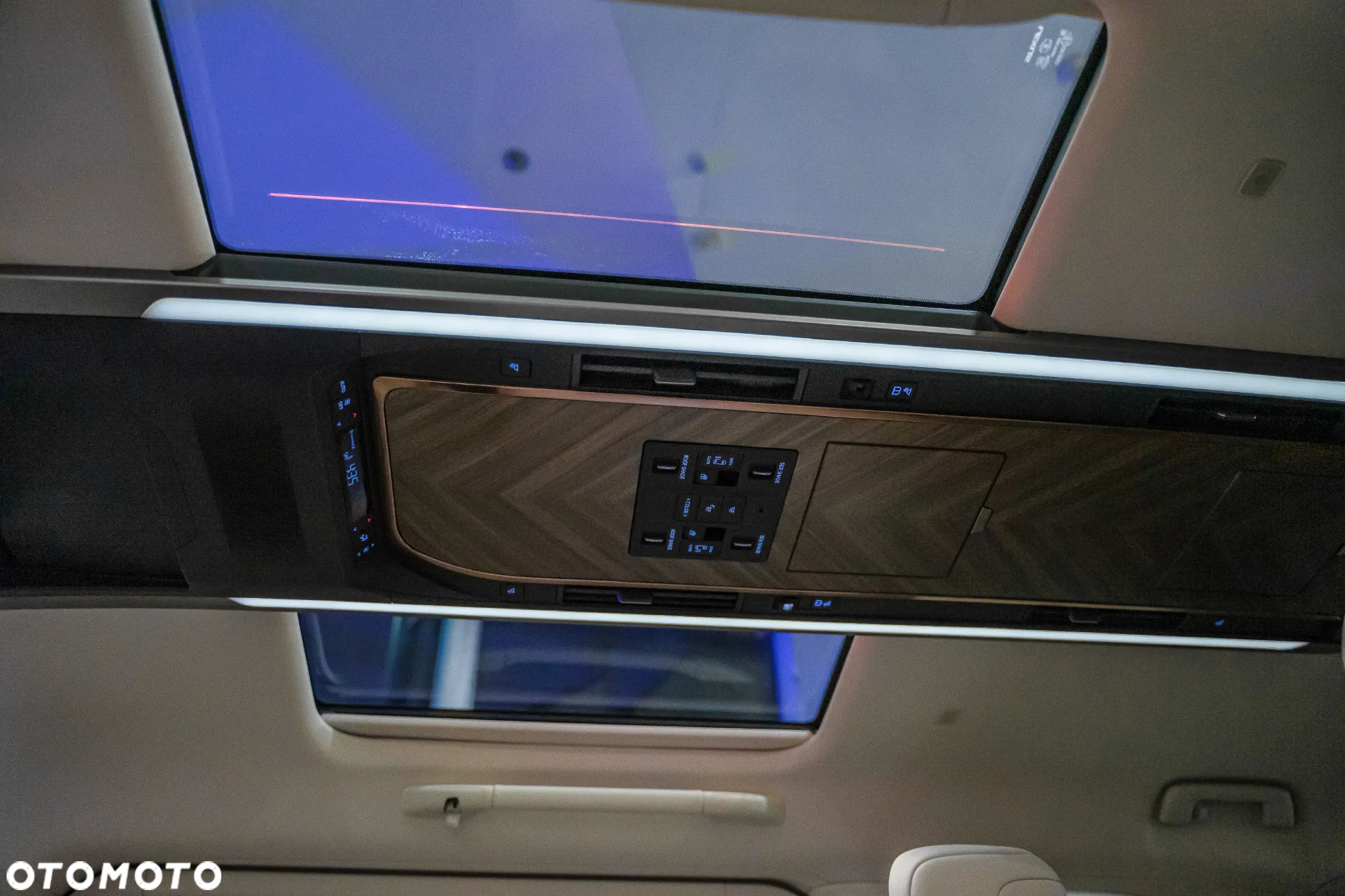 Lexus LM - 34