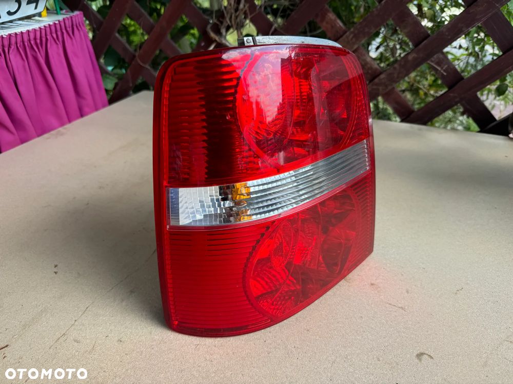Lampa tylna lewa VW Touran I Europa - 2