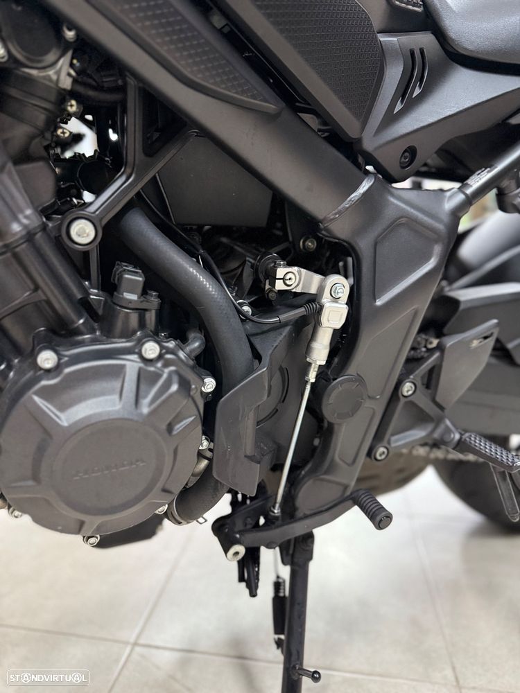 Honda CB 650 R Black Edition - 10