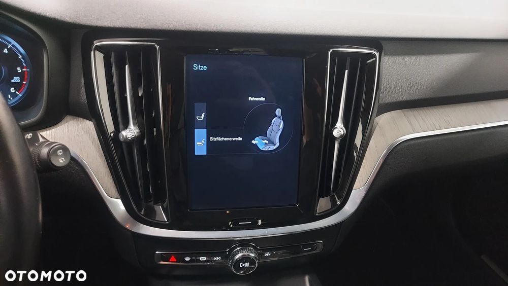 Volvo V60 D4 R-Design - 23