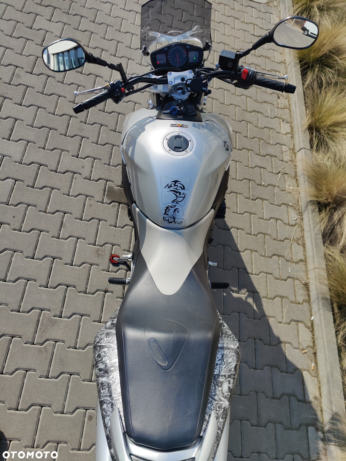 Suzuki GSR - 9