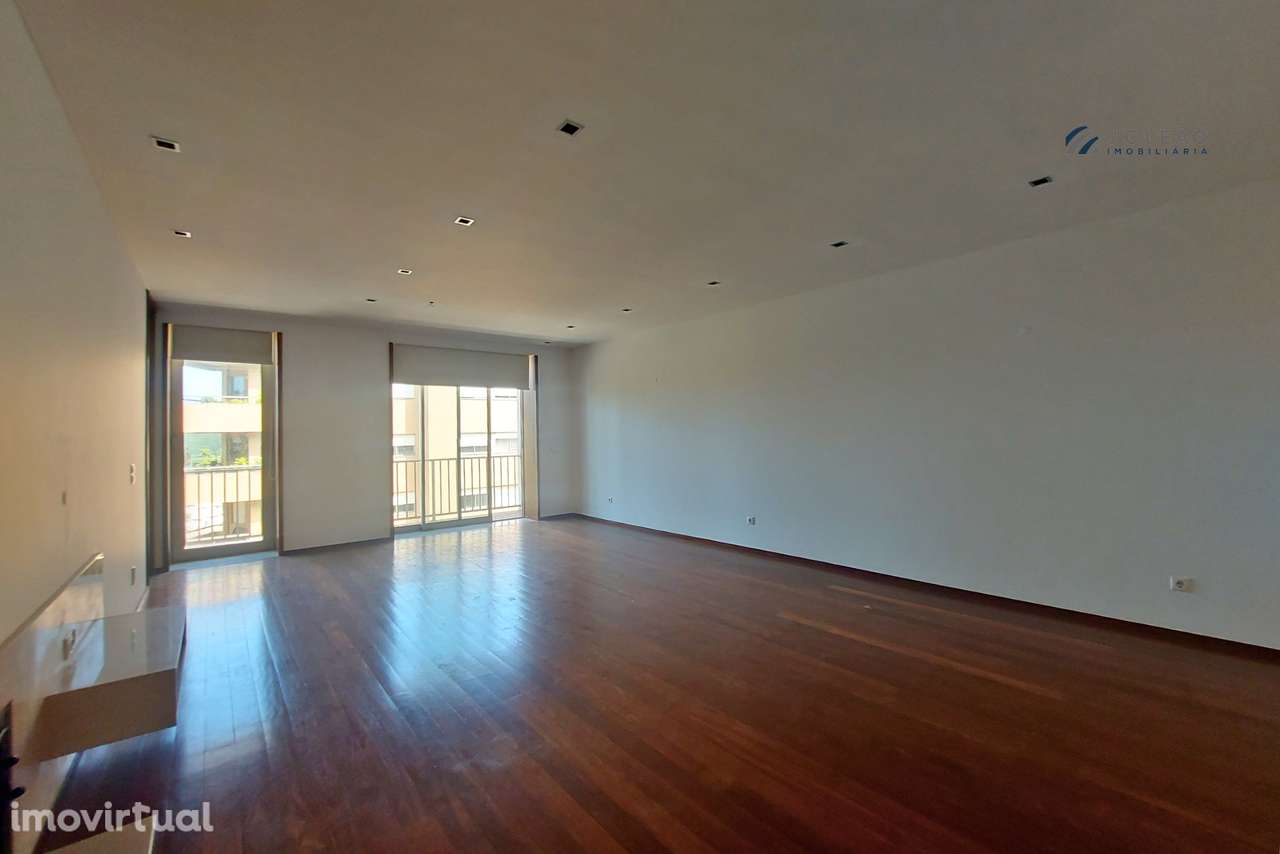 Apartamento T3 com 180 m2 no condomínio dos Choupos em Santo Tirso - Grande imagem: 3/29