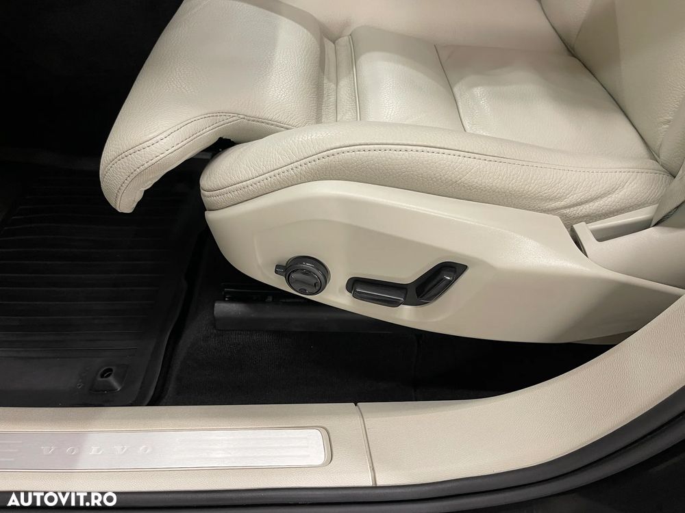 Volvo XC 60 B4 MHEV AWD Inscription - 24