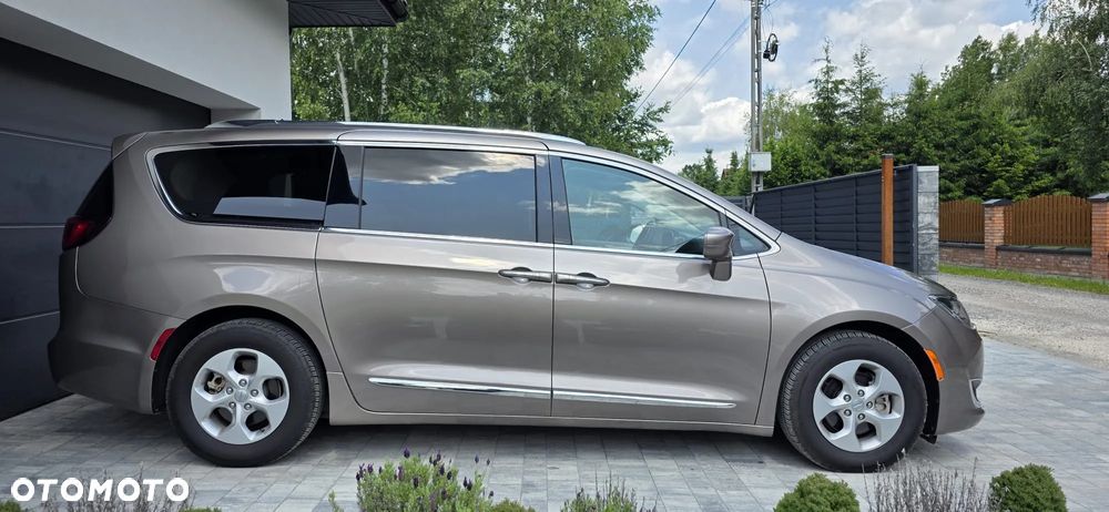 Chrysler Pacifica - 4