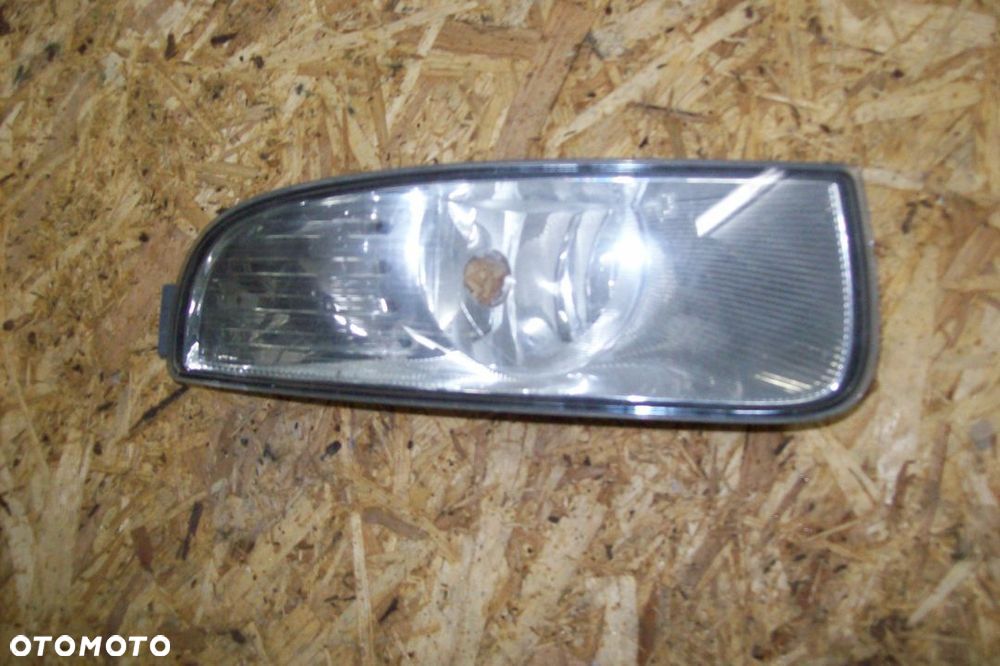 lampa przeciwmgielna prawa skoda superb ii - 1