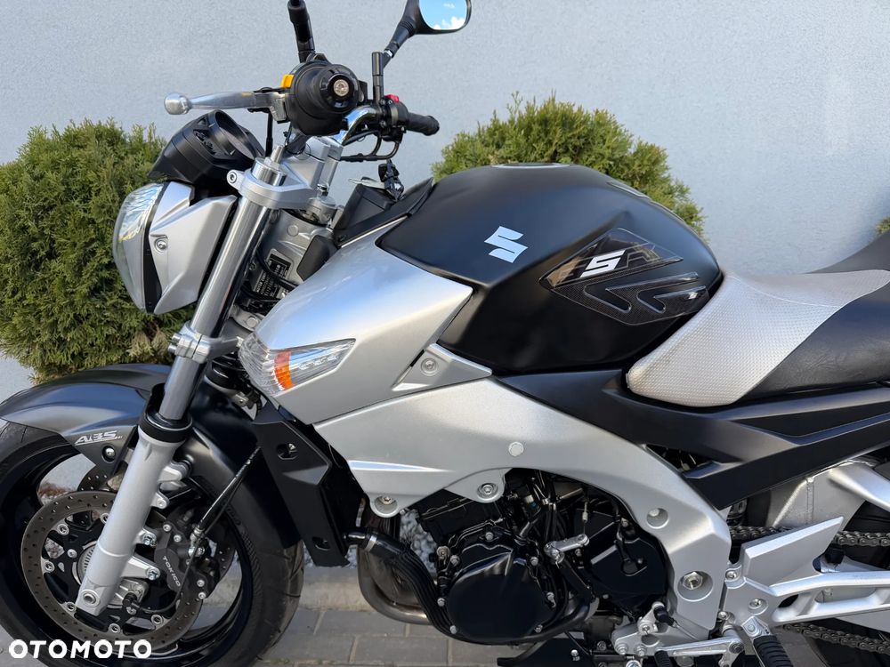 Suzuki GSR - 32