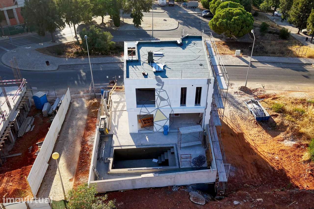 Moradia Nova T3 com Piscina em Estômbar - Lagoa - Grande imagem: 2/47