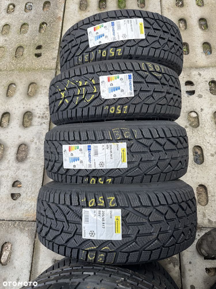 Nowe opony zimowe 205/45/17 Kormoran 4 sztuki 2025r