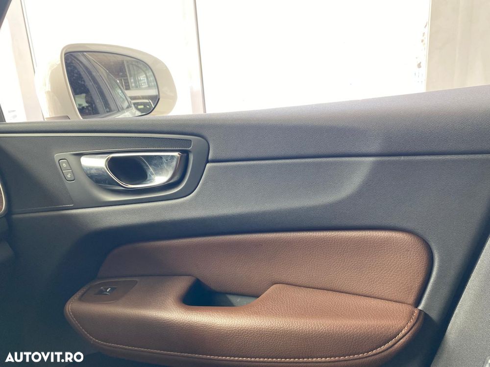 Volvo XC 60 B4 MHEV AT8 AWD Momentum Pro - 15