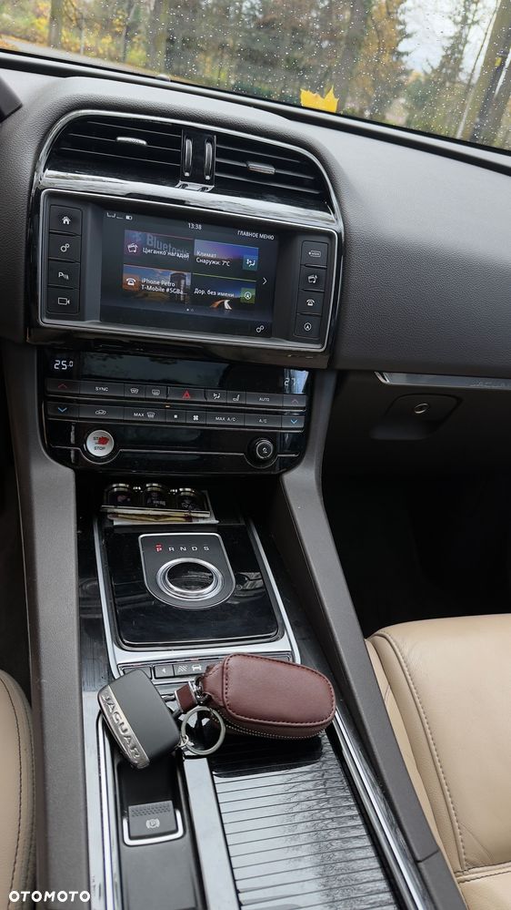 Jaguar F-Pace 20d AWD Chequered Flag - 19