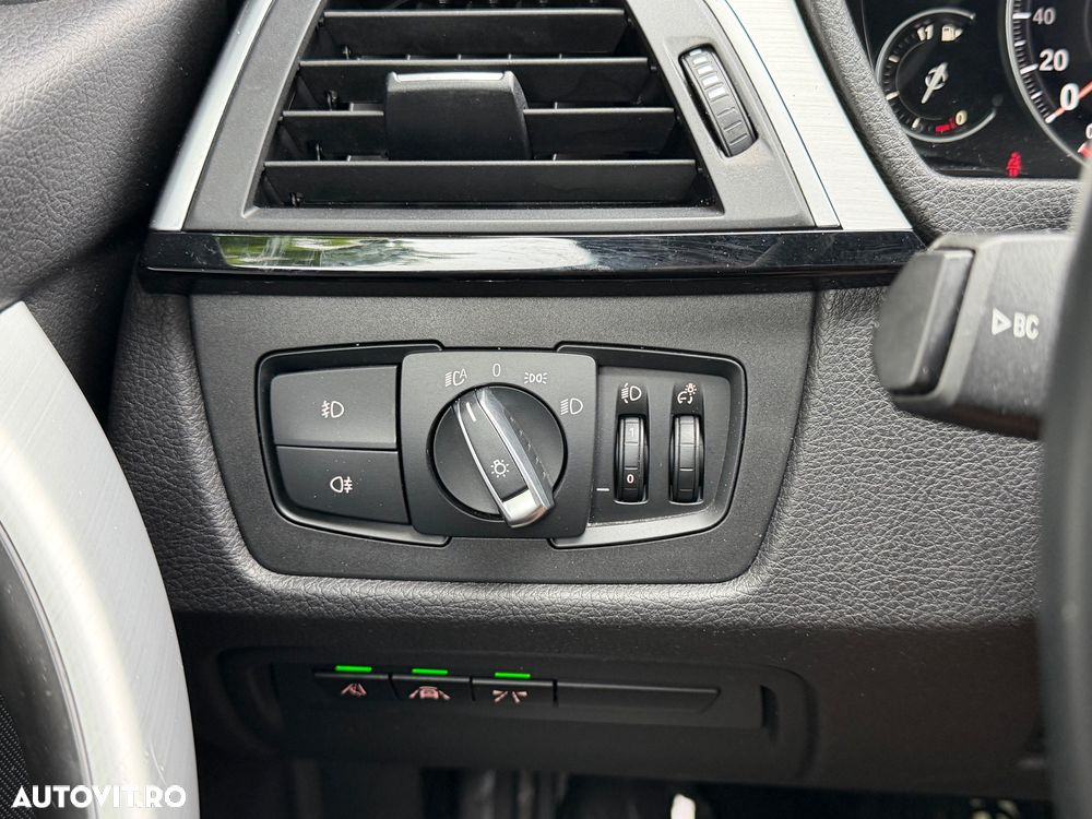 BMW Seria 3 320i Aut. Luxury Line - 28