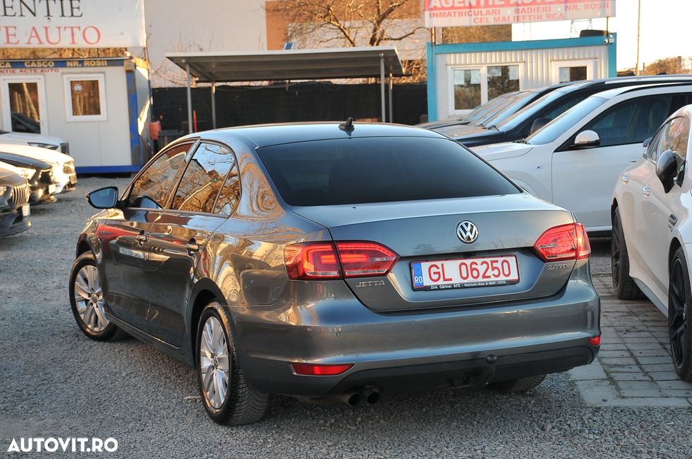 Volkswagen Jetta 2.0 TDI DSG Highline - 5