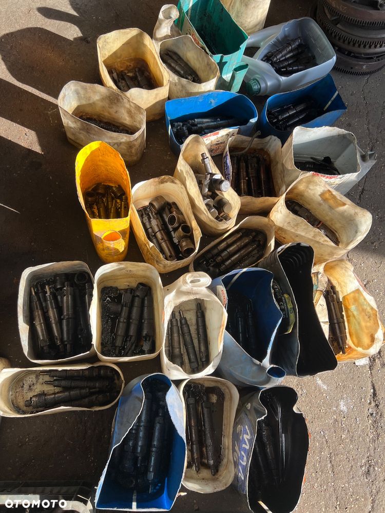 Wtryskiwacze paliwa różne mam Mercedes Volvo - 5