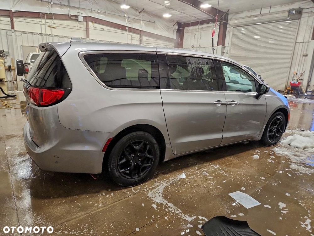 Chrysler Pacifica - 4