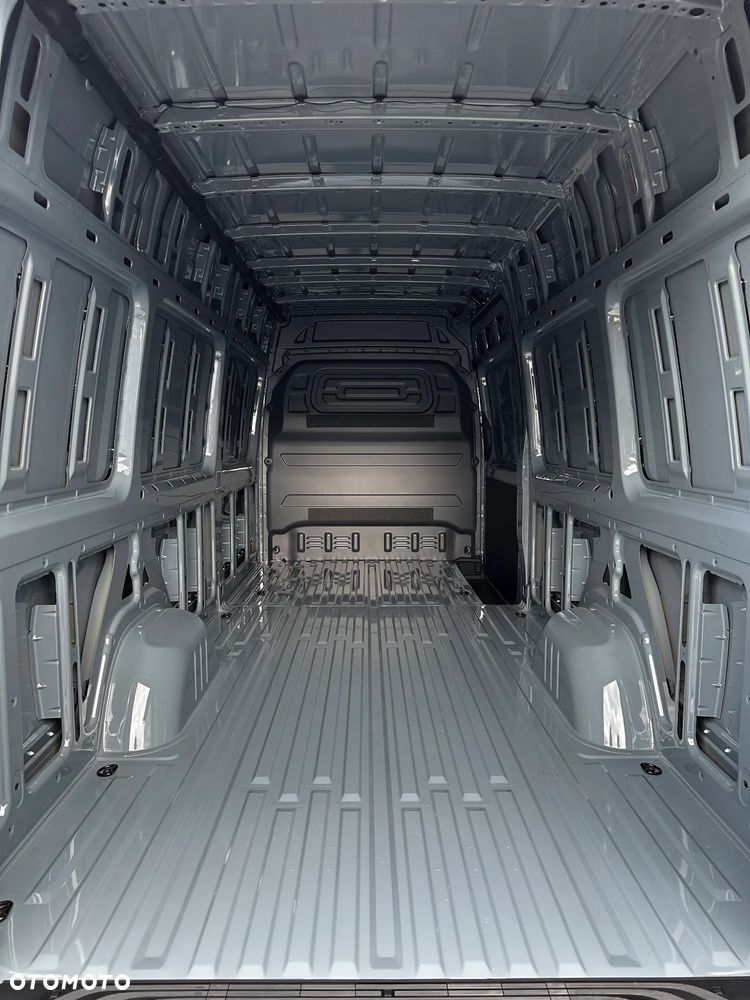 Mercedes-Benz Sprinter - 24