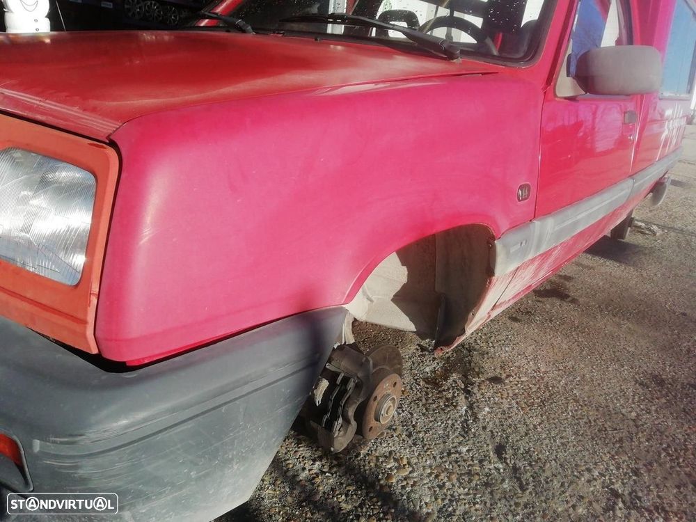 GUARDA-LAMAS FRONTAL ESQUERDO RENAULT EXPRESS FURGÃO 1992 - - 2