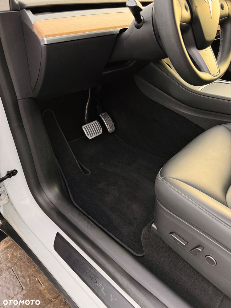 Tesla Model Y Long Range AWD - 23
