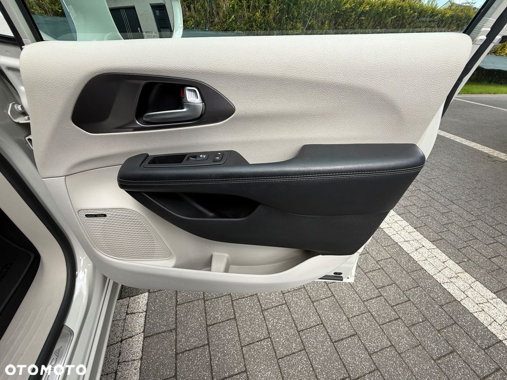 Chrysler Pacifica - 20