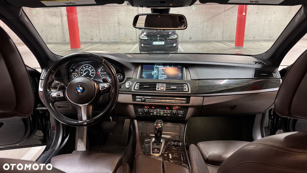 BMW Seria 5 550i xDrive - 17
