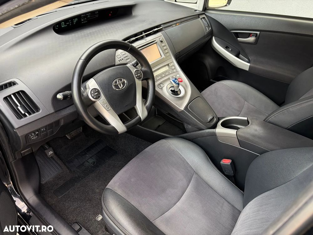 Toyota Prius (Hybrid) Executive - 5