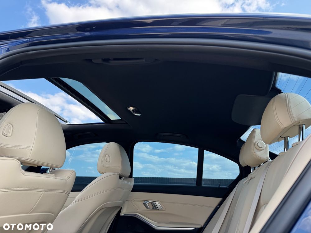 BMW Seria 3 330i M Sport - 23