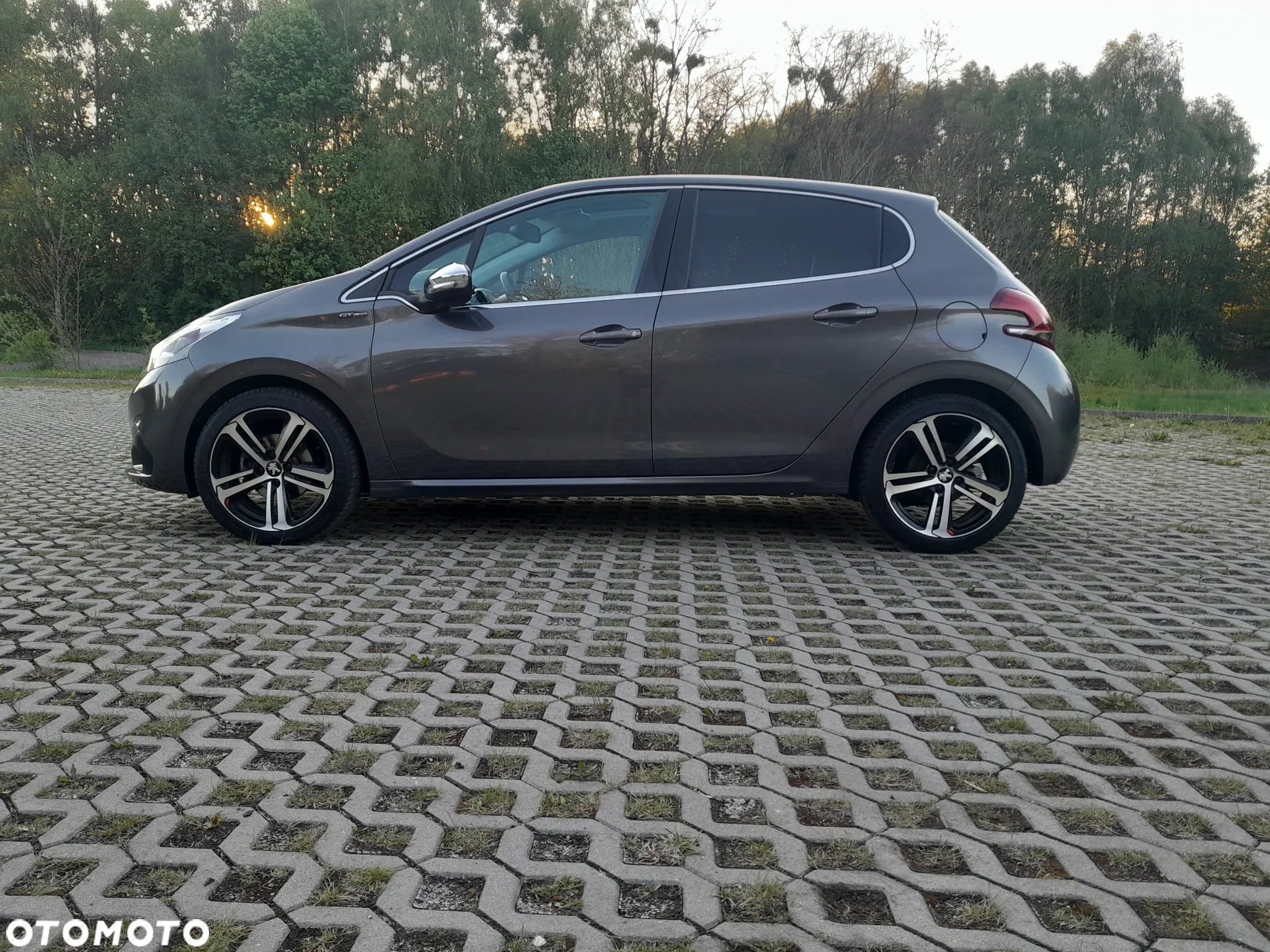 Peugeot 208 - 8