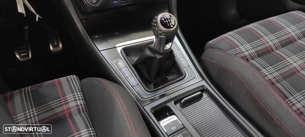 VW Golf - 38