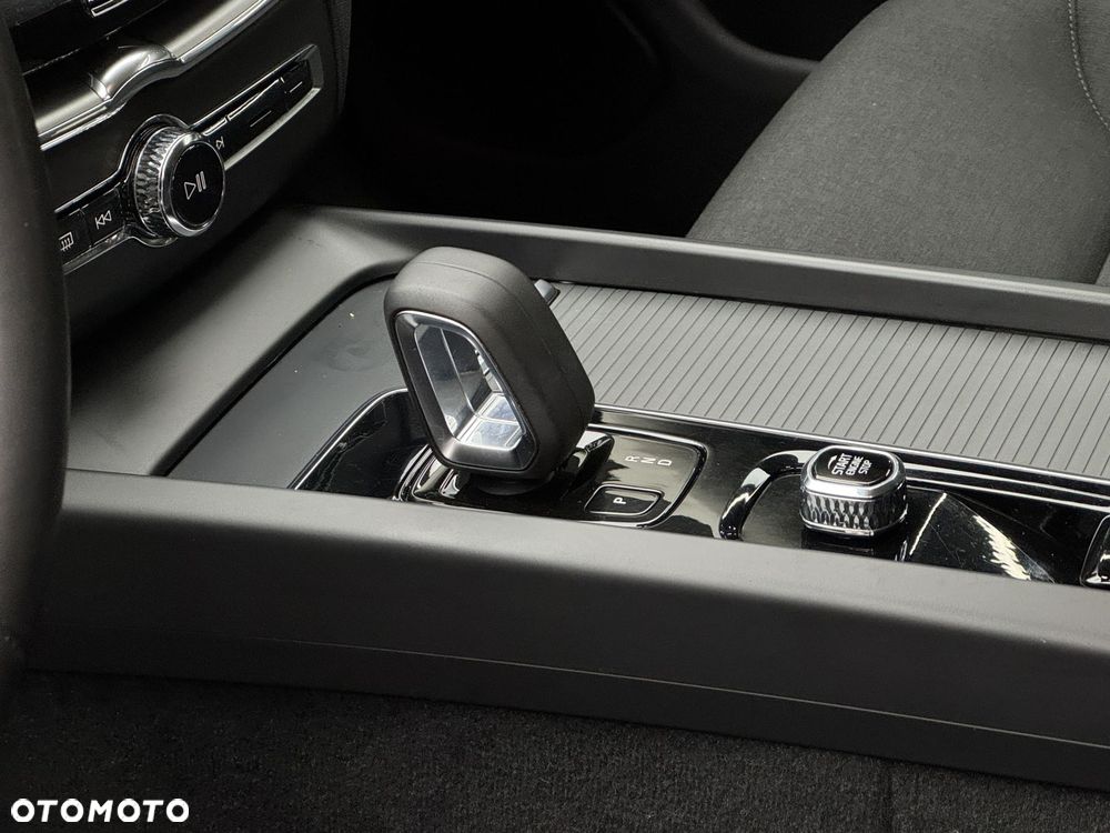 Volvo XC 60 B5 B AWD Momentum Pro - 11