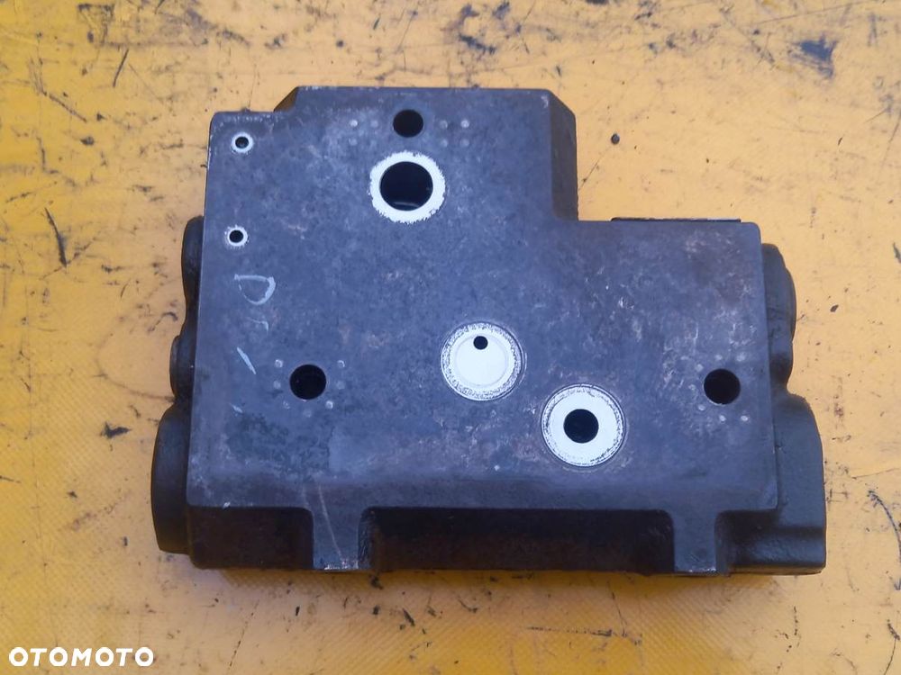 Płyta krańcowa lewa hydrauliki zewnętrznej Deutz Fahr Agrotron 180.7 - 2