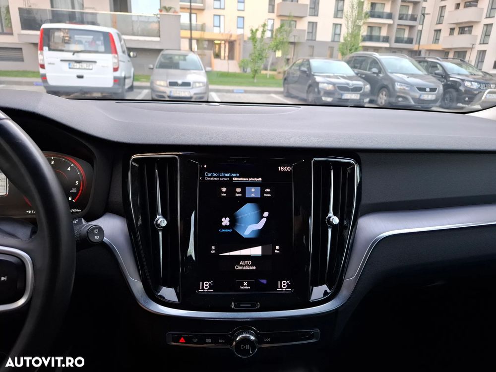Volvo V60 B4 MHEV AT8 FWD Momentum Pro - 24