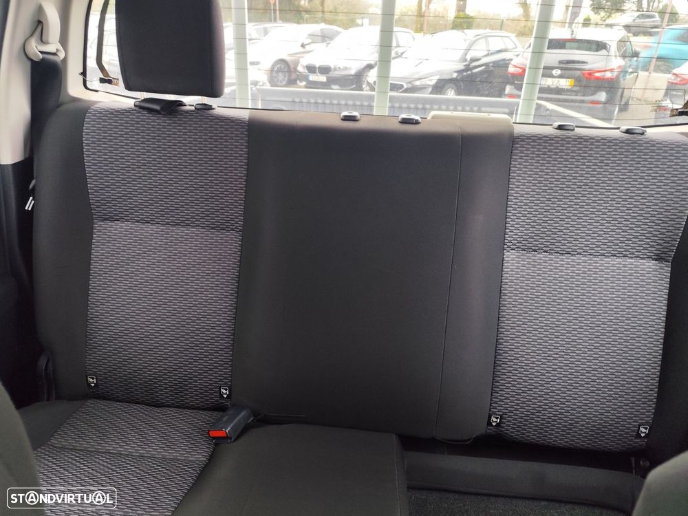 Toyota Hilux 2.4 D-4D 4WD CD Tracker - 31