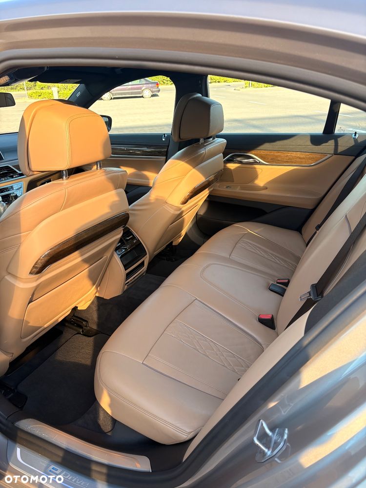BMW Seria 7 740i - 16
