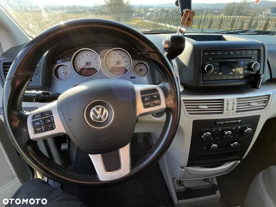 Volkswagen Routan - 5