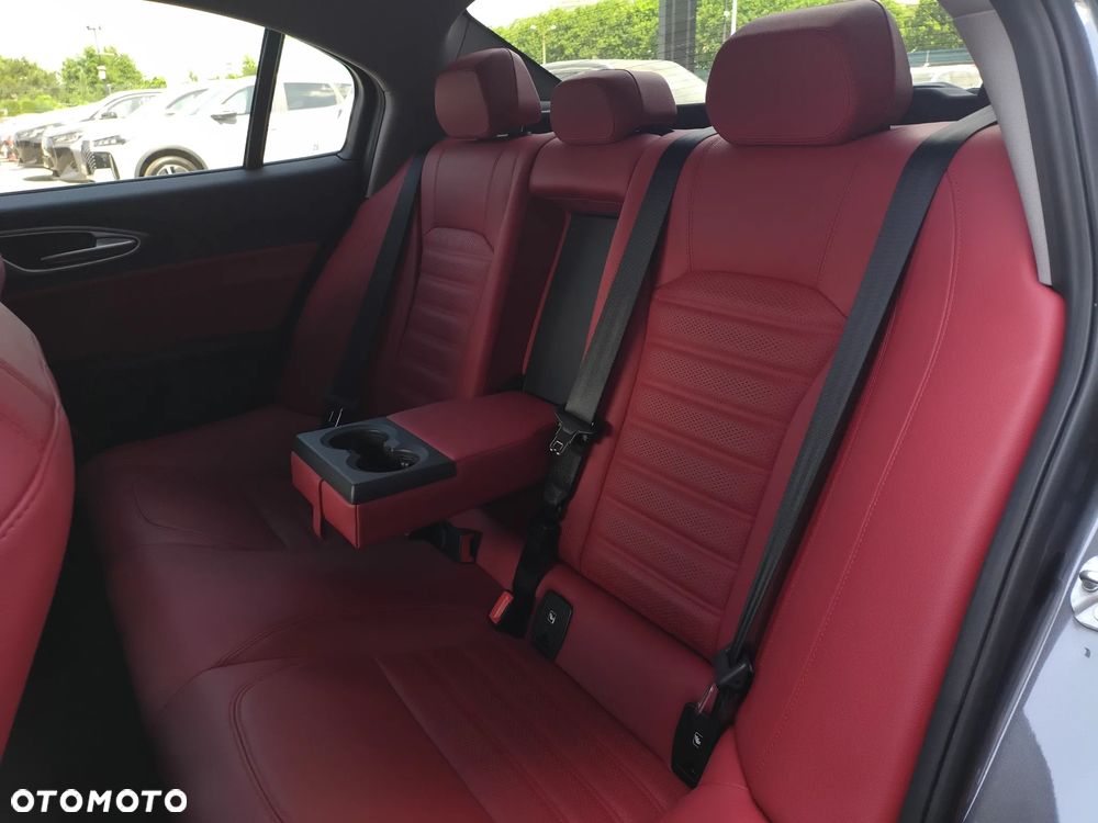 Alfa Romeo Giulia 2.0 Turbo Veloce Q4 - 24