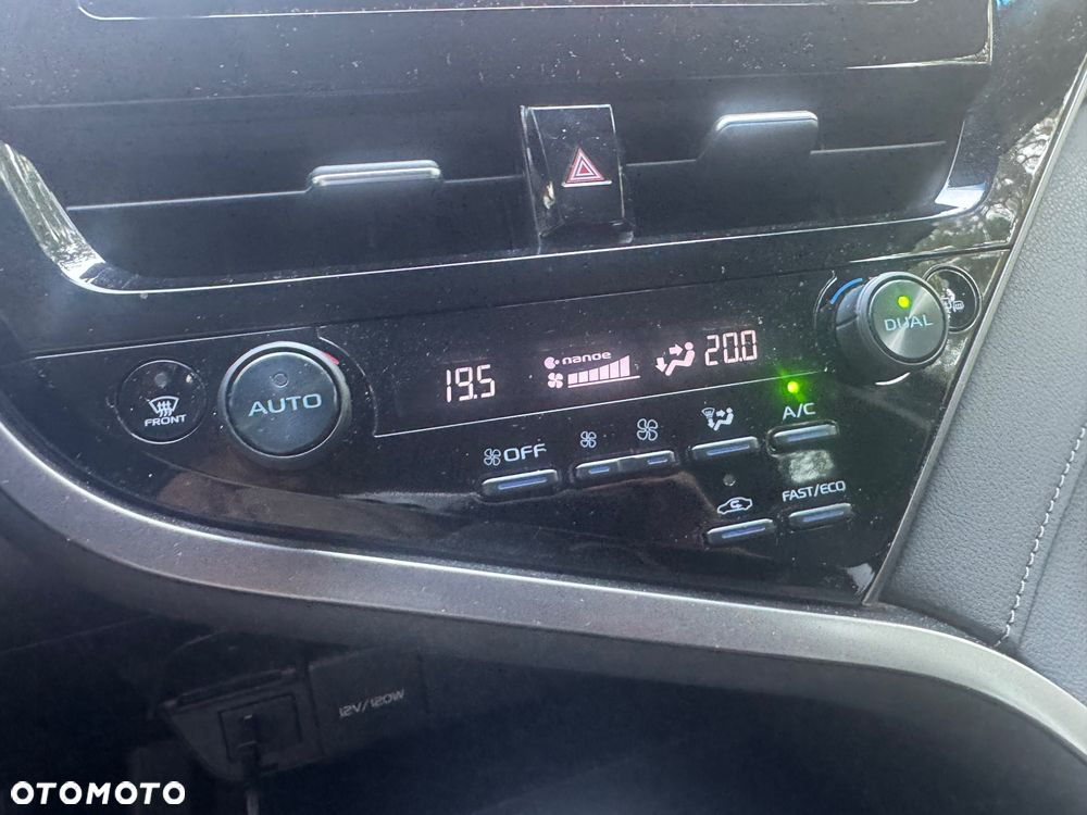 Toyota Camry 2.5 Hybrid Executive CVT - 24