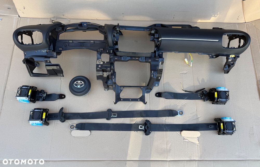 TOYOTA YARIS CROSS KOMPLETNA DESKA ROZDZIELCZA PASY ORYGINAŁ - 2