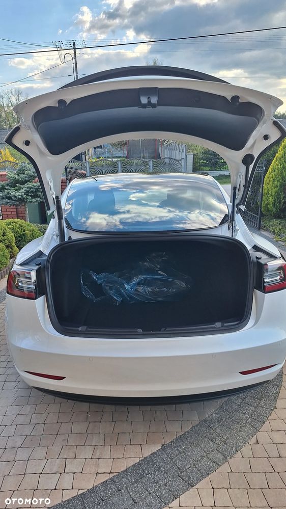 Tesla Model Y - 8