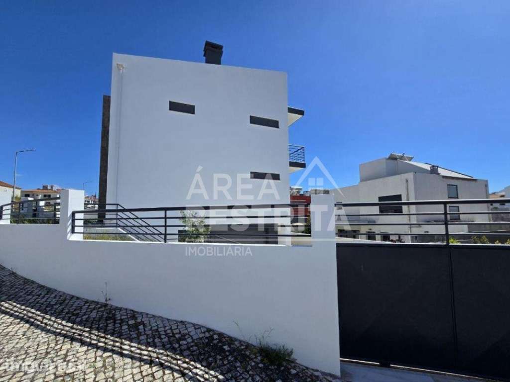 Moradia Isol. T5, c/Cave e Garagem, Qta. Alembrança -Almada - Grande imagem: 4/44