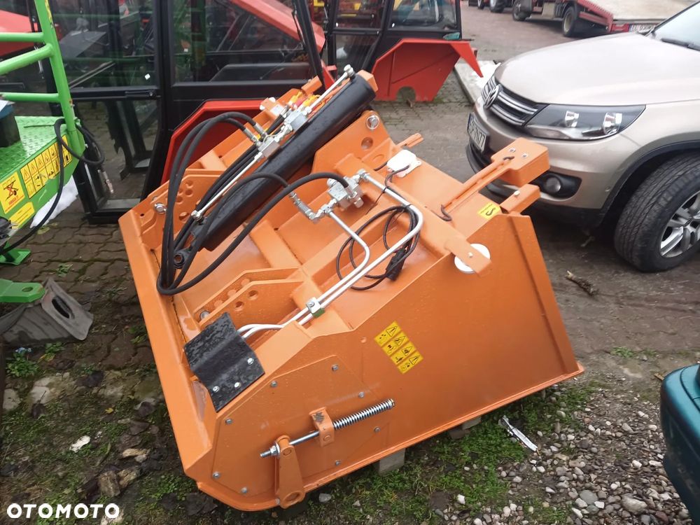 Pronar Posypywarka T-130, T-131, T-132, Piaskarka, Solarka, Rozsiewacz wapna i nawozów RCW, Piaskarka komunalna, solarka rozsiewacz piasku soli KŁOS, Rozsiewacz komunalny N 065 POM Augustów, Pług odśnieżny prosty, łamany, strzałka Ursus, Inter-Tech, Pronar - 10