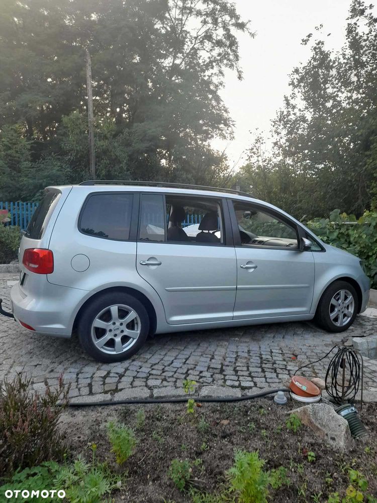 Volkswagen Touran 2012 photo 2