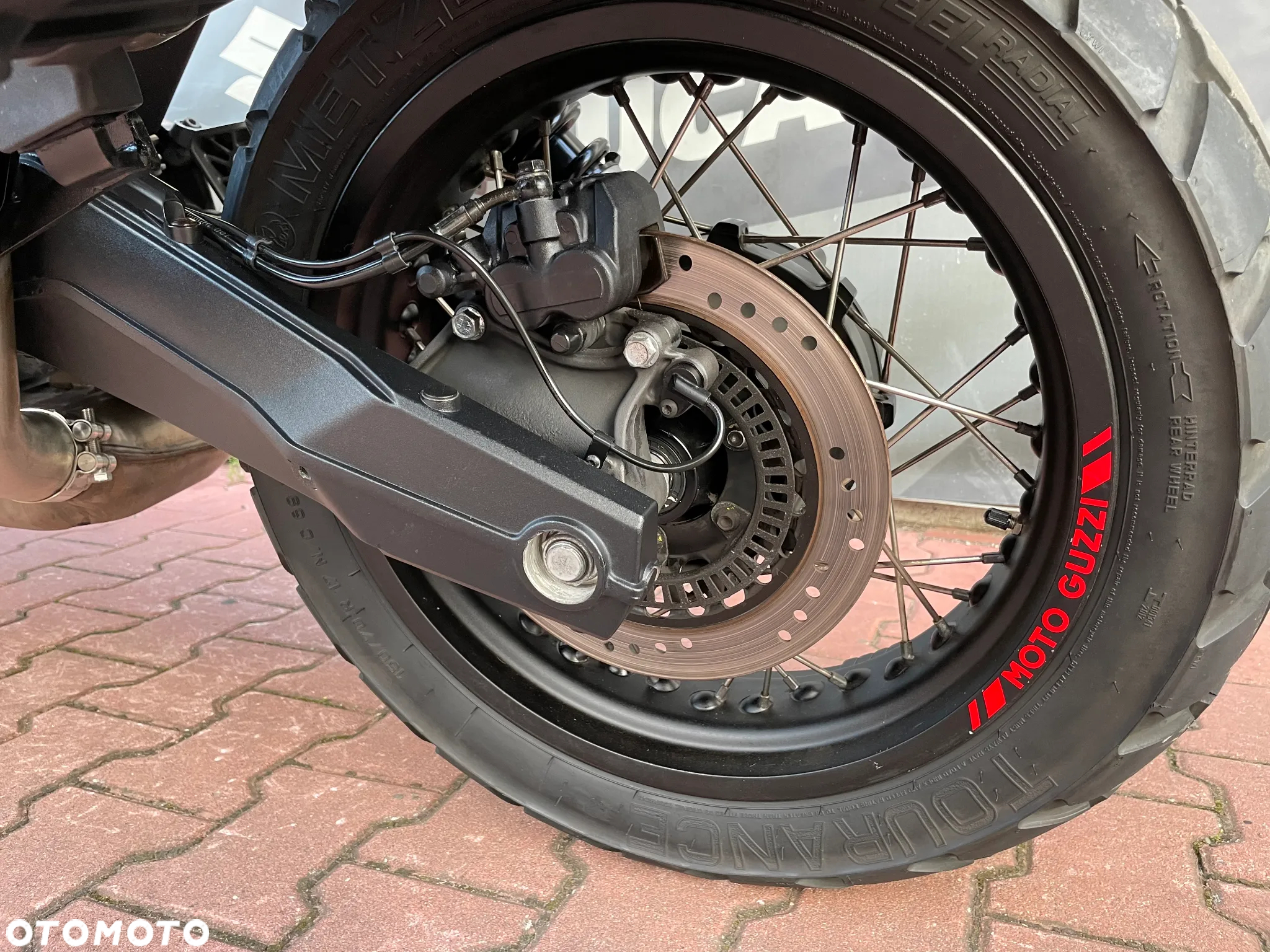 Moto Guzzi V85 - 12